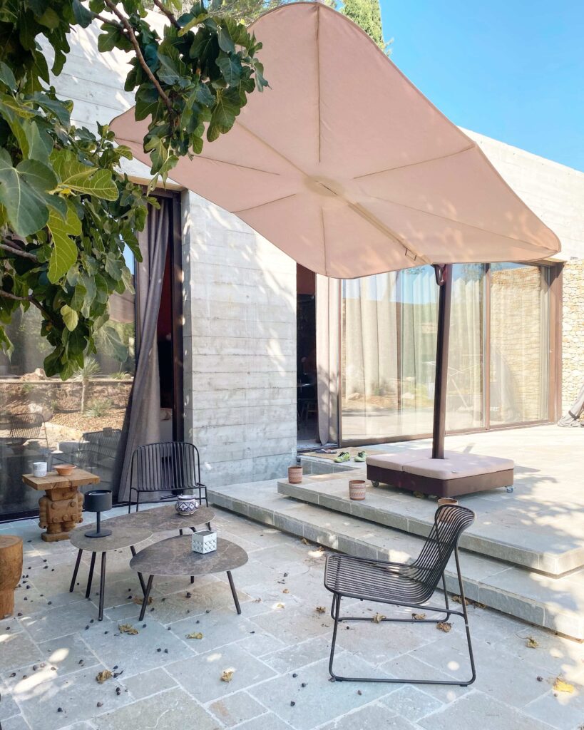 Maison-Outdoor-Versa_UX_cantilever_umbrella_Culture_milano_design_store3HR_dljyxi