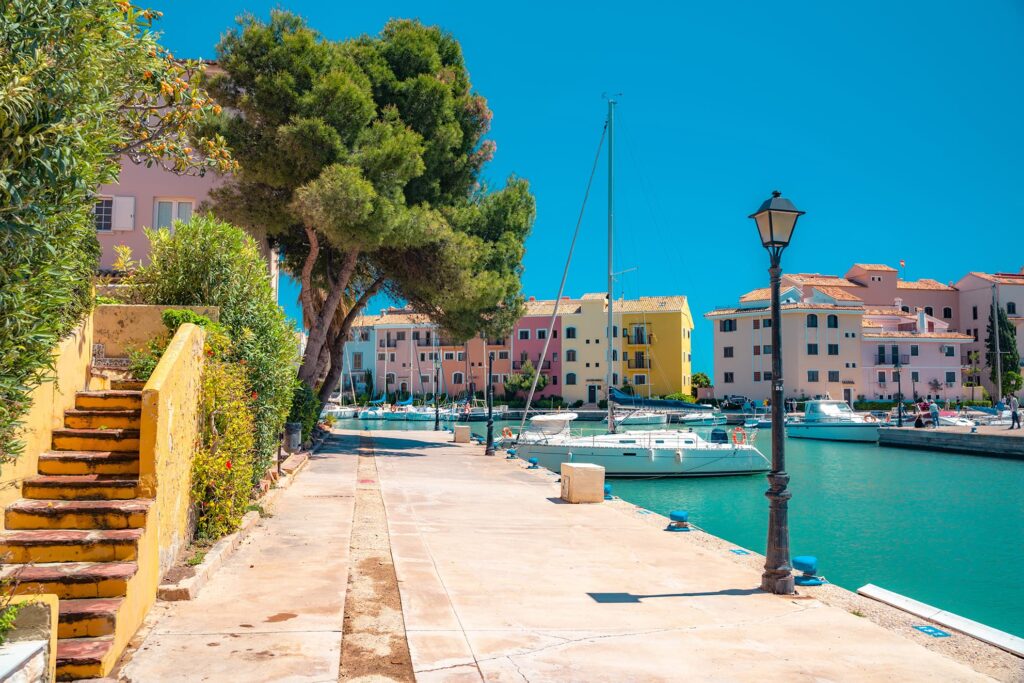 Evasion-Valence-02-Port-Saplaya@AdobeStock-Victoria
