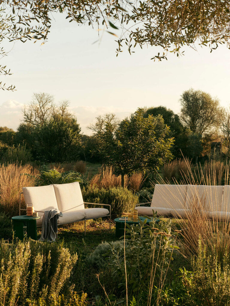 Maison-Slow-Living-Outdoor-04@ferm-living-udendoers-sofa-ferm-living-desert-2-seater-pure-boucle-cashmere